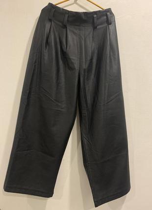 Оригинальные брюки - кюлоты с карманами из экокожи.2 фото