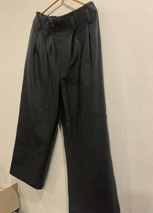 Оригинальные брюки - кюлоты с карманами из экокожи.3 фото