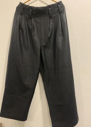 Оригинальные брюки - кюлоты с карманами из экокожи.5 фото