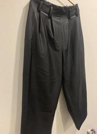 Оригинальные брюки - кюлоты с карманами из экокожи.4 фото