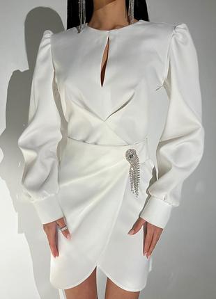 Стильное и элегантное платье белого цвета5 фото