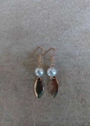 Красивые серьги сережки висюльками с иск жемчугом бижутерия