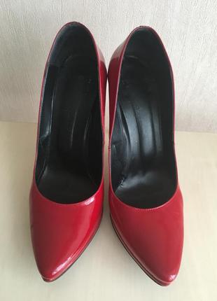 Червоні туфлі-човники з лакової шкіри mario muzi3 фото