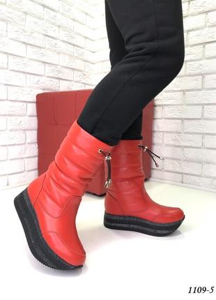 Женские кожаные сапоги  дутики зима ярко красные