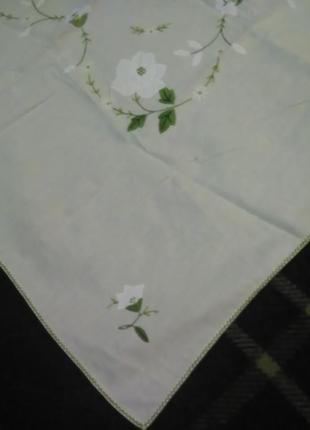 Скатерть с тканевой аппликацией и вышивкой ручной работы