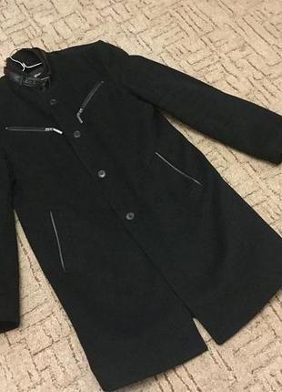 Утеплене чорне пальто з нашийником чокером