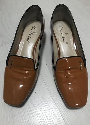 Лаковані туфлі