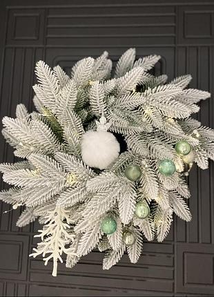 Елочный венчик на двери 🎄❄️