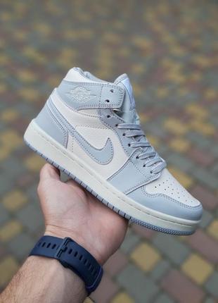 Женские высокие молочные с голубым кроссовки nike air jordan 1 mid 🆕 высокие джорданы