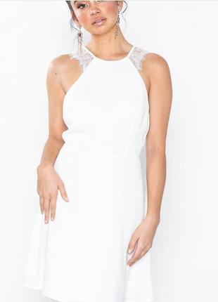 Біла коротка сукня з мереживом та відкритою спиною
