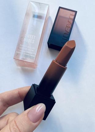 Huda beauty power bullet cream glow hydrating lipstick кремовая нюдовая помада2 фото