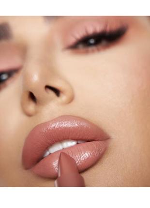 Huda beauty power bullet cream glow hydrating lipstick кремовая нюдовая помада7 фото