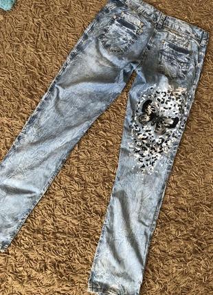Легкие джинсы-варенки с черно-белым ярким принтом. низкая посадка. р292 фото