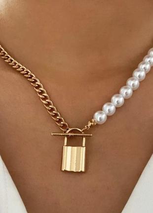 Асимметричное ожерелье- цепочка с искусственным жемчугом и подвеской в золотом цвете