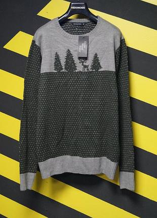 Олень під ялинку