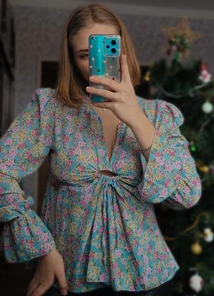 Блуза з рукавичом та вирізом