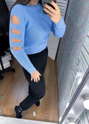 Свитер укороченный с разрезами на рукавах2 фото