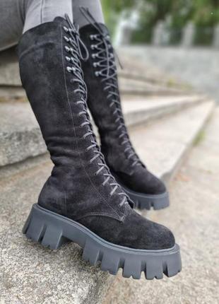 Зимние высокие замшевые ботинки на меху натуральная замша черные сапоги массивные берцы на тракторной подошве зима