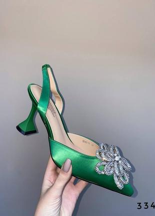 Зелені туфлі на каблуки рюмка з брошкою9 фото