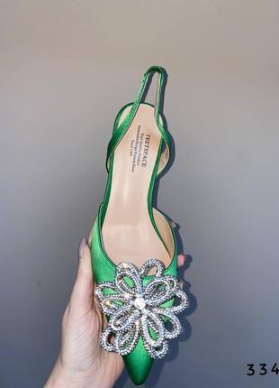 Зелені туфлі на каблуки рюмка з брошкою6 фото