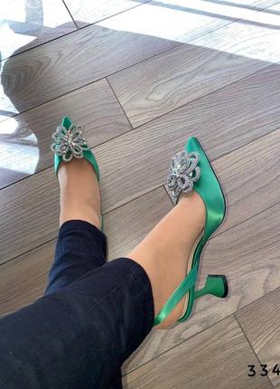 Зелені туфлі на каблуки рюмка з брошкою2 фото