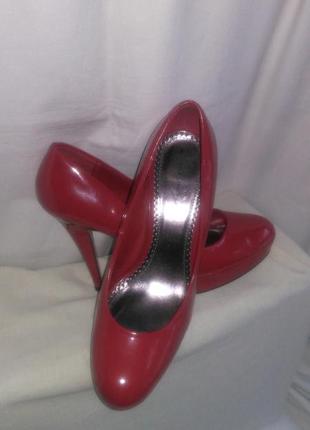 Модельные фирменные очень красивые лакированные туфли