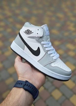 Мужские высокие серые с белым кроссовки nike air jordan 1 mid🆕найк джордан