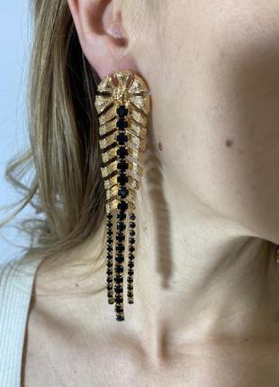 Золотые серьги с чёрным камнем