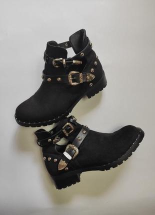 Черные замшевые ботинки деми полусапожки низкие сапоги с ремешками заклепками на низком каблуке
