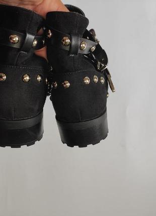 Чорні замшеві черевики демі напівчоботи низькі чоботи з ремінцями заклепками на низьких підборах9 фото
