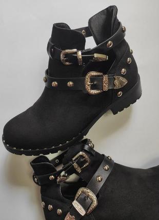 Чорні замшеві черевики демі напівчоботи низькі чоботи з ремінцями заклепками на низьких підборах4 фото