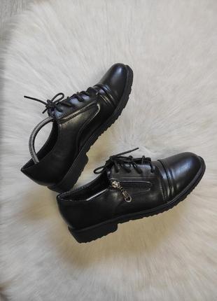 Чорні шкіряні туфлі на низьких підборах шнурівкою змійкою броги класика