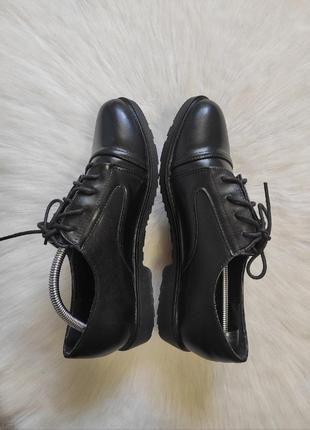 Черные кожаные туфли на низком каблуке шнуровкой молнией броги классика5 фото