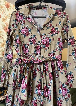 Горчичное платье миди с цветочным узором на пуговицах приталенное с поясом5 фото