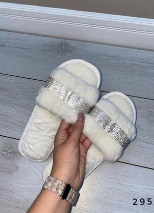 Білі тапочки домашні