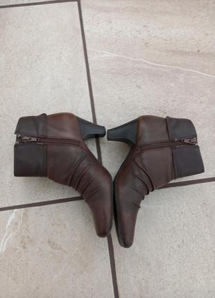 Ботинки caravelle кожаные коричневые ботинки сапожки на каблуке3 фото
