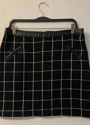 Спідниця чорно-біла.