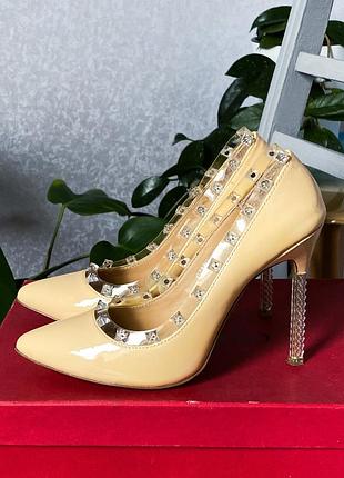 Бежеві туфлі лодочки valentino