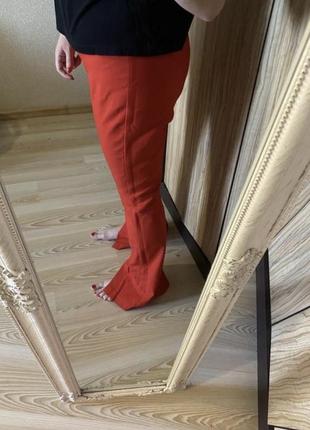 Новые классные стильные эффектные красные брюки на резинке снизу с разрезами 52-54 р6 фото