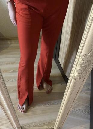 Новые классные стильные эффектные красные брюки на резинке снизу с разрезами 52-54 р8 фото