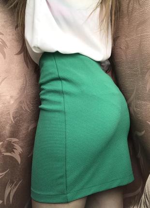 Юбка облегающая узкая по фигуре зелёная мини короткая2 фото