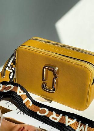 Женская желтая сумка с широким ремнем через плечо marc jacobs 🆕 сумка кросс боди1 фото
