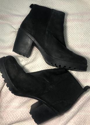 Черные нубуковые ботинки на небольшом каблуке 39р4 фото
