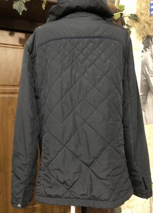 Чоловіча куртка з капішоном.