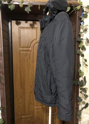 Чоловіча куртка з капішоном.