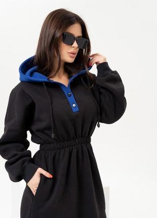 Черное теплое платье с синим капюшоном3 фото