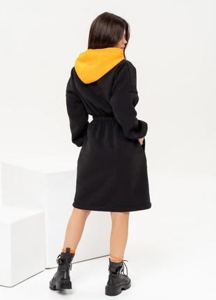 Черное теплое платье с горчичным капюшоном4 фото