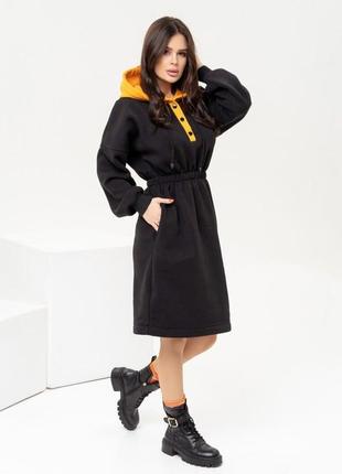 Черное теплое платье с горчичным капюшоном2 фото