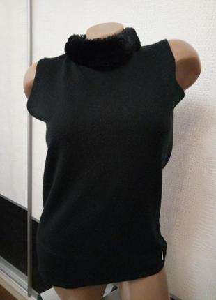 Черная безрукавка блуза с меховым воротником pas