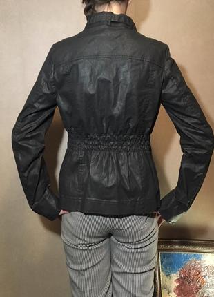 Брендовая легкая черная куртка4 фото